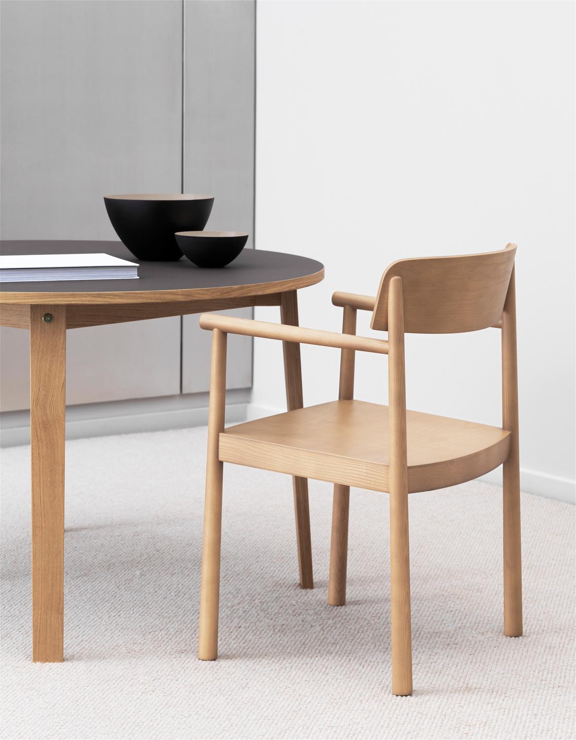 Timb Stuhl mit Armlehne in  präsentiert im Onlineshop von KAQTU Design AG. Stuhl mit Armlehne ist von Normann Copenhagen