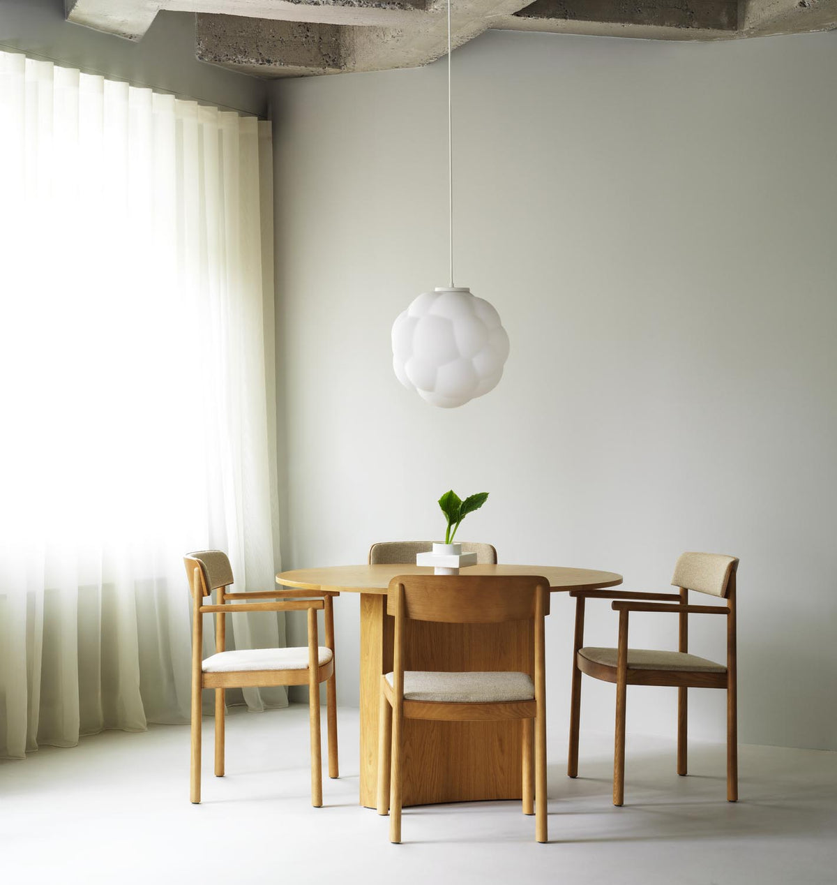 Timb Stuhl mit Armlehne in  präsentiert im Onlineshop von KAQTU Design AG. Stuhl mit Armlehne ist von Normann Copenhagen