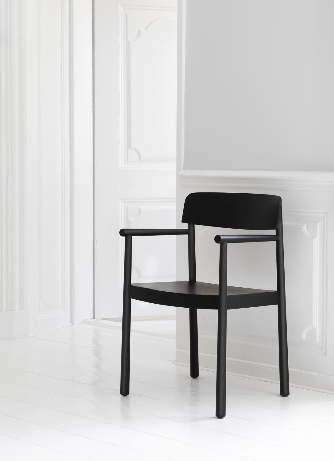 Timb Stuhl mit Armlehne in  präsentiert im Onlineshop von KAQTU Design AG. Stuhl mit Armlehne ist von Normann Copenhagen