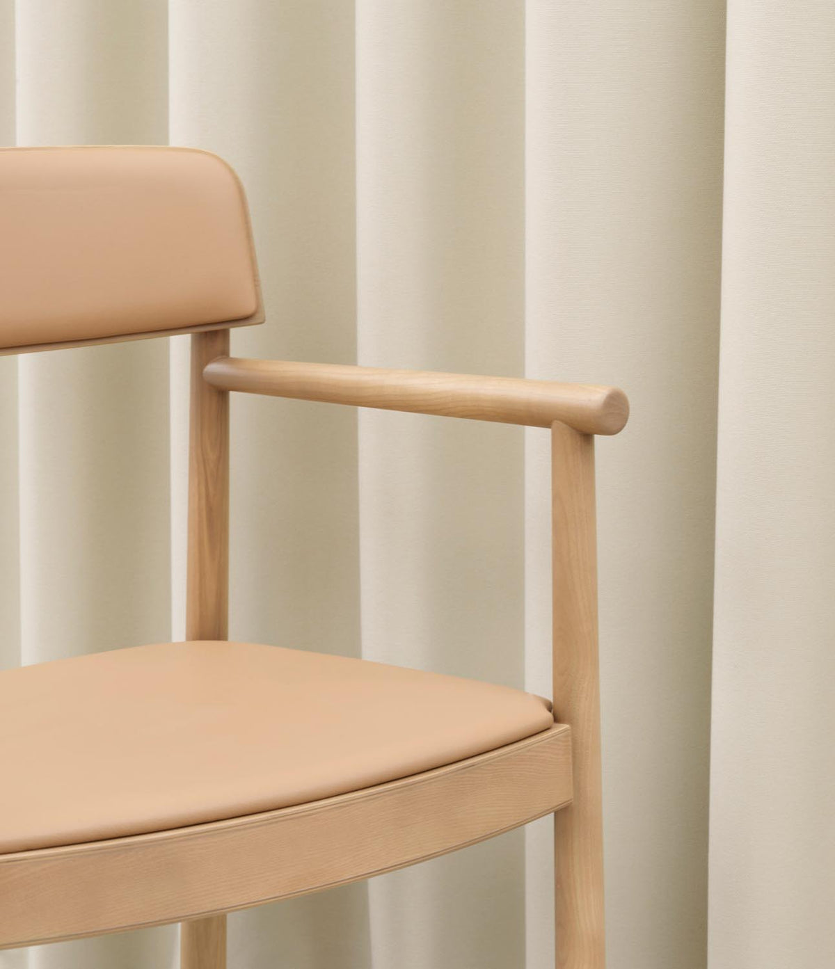 Timb Lehnstuhl gepolstert, Tan/ Camel Leder in  präsentiert im Onlineshop von KAQTU Design AG. Stuhl mit Armlehne ist von Normann Copenhagen