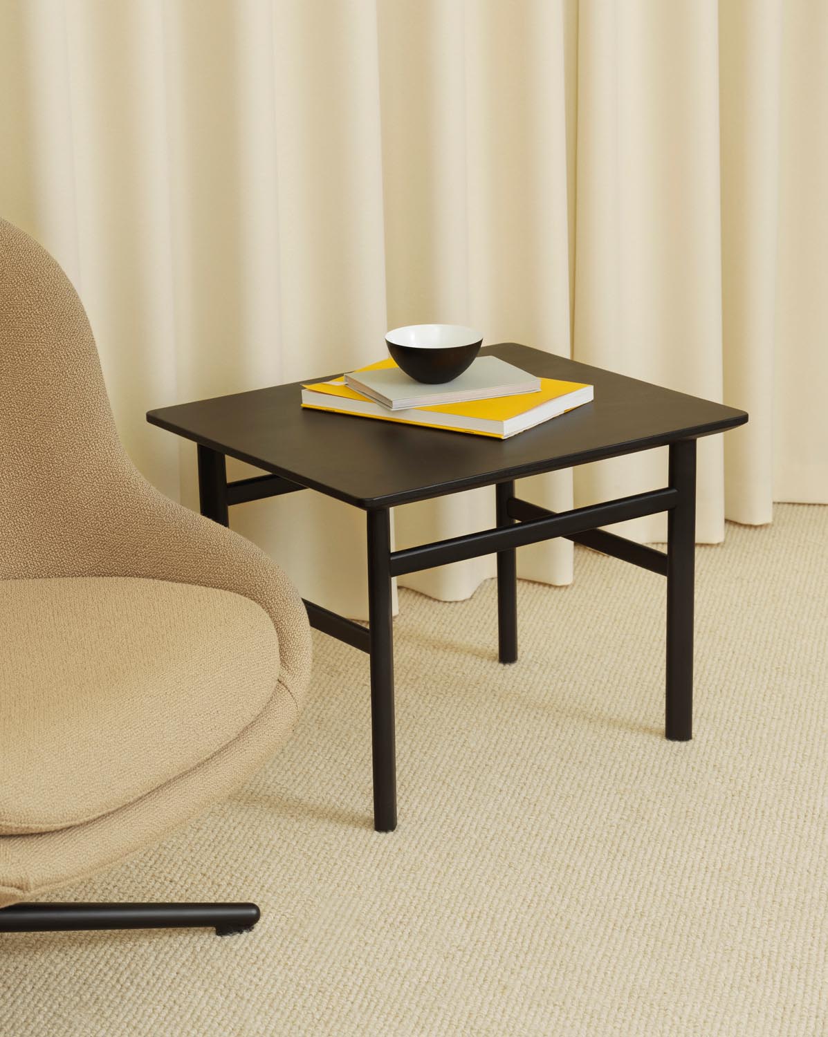 Grow Couchtisch in Schwarze Eiche präsentiert im Onlineshop von KAQTU Design AG. Couchtisch ist von Normann Copenhagen