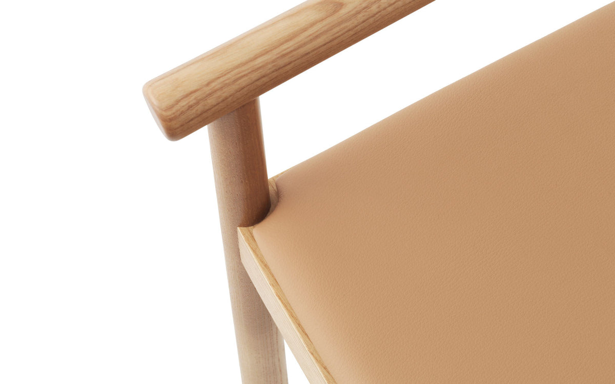 Timb Sessel in Tan/ Camel präsentiert im Onlineshop von KAQTU Design AG. Sessel mit Armlehnen ist von Normann Copenhagen