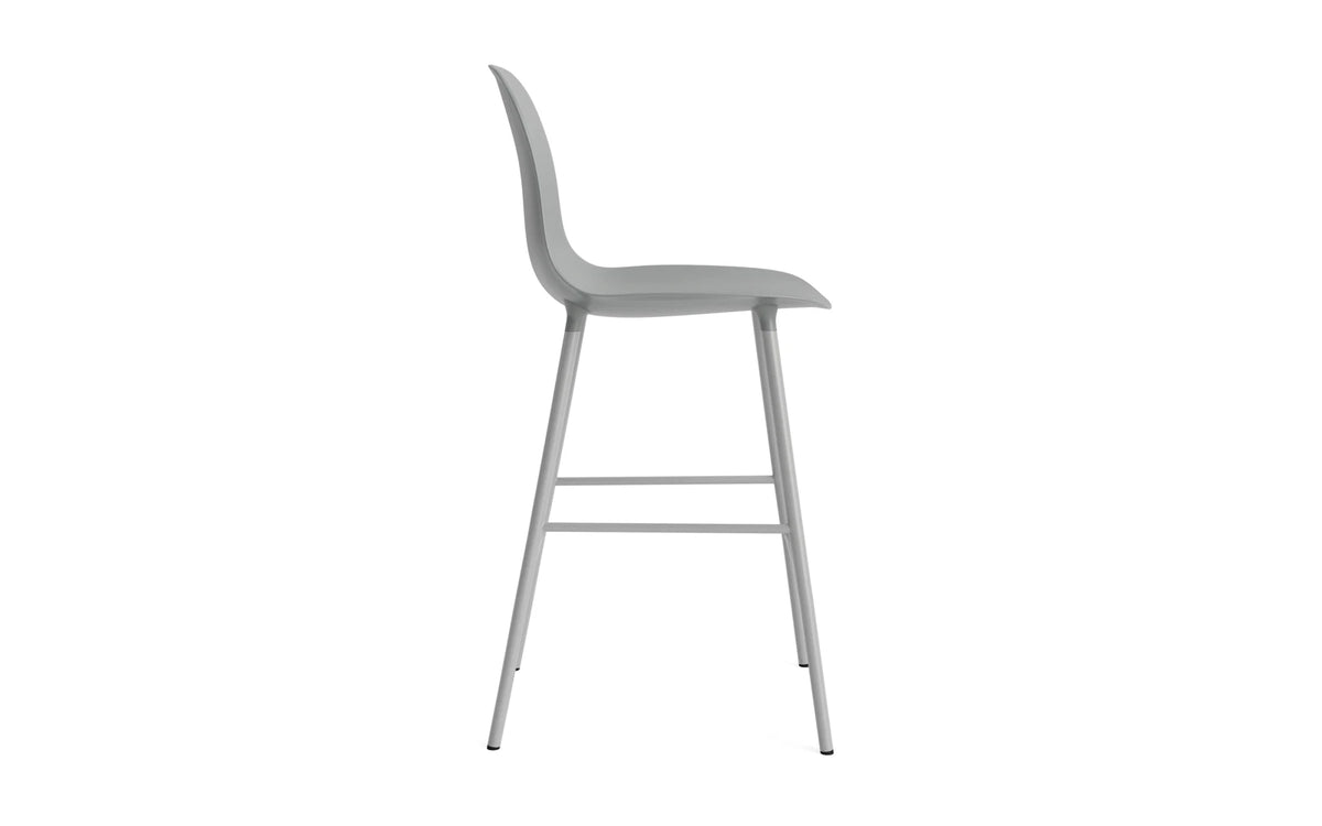 Form Barstuhl in Grau präsentiert im Onlineshop von KAQTU Design AG. Barstuhl ist von Normann Copenhagen