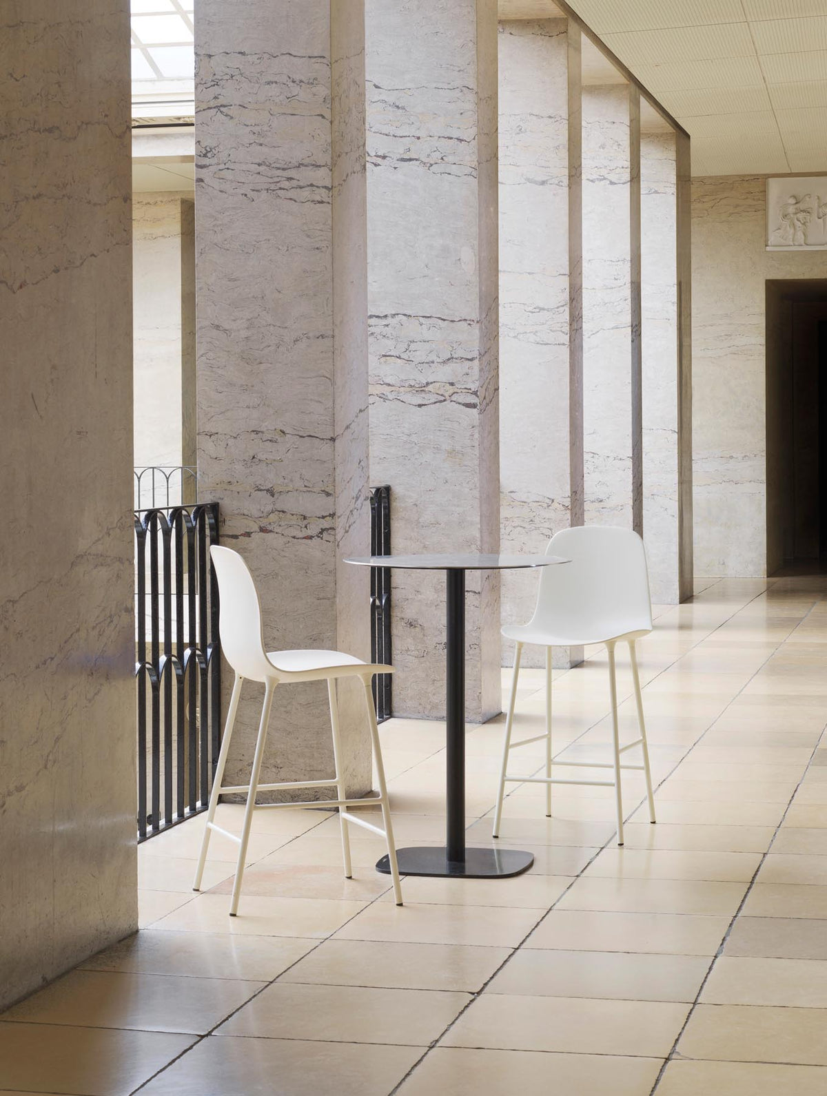 Form Barstuhl in Blau präsentiert im Onlineshop von KAQTU Design AG. Barstuhl ist von Normann Copenhagen