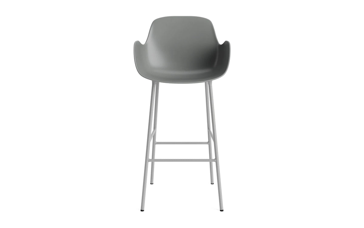 Form Barstuhl mit Armlehne in Grau präsentiert im Onlineshop von KAQTU Design AG. Barstuhl mit Armlehne ist von Normann Copenhagen
