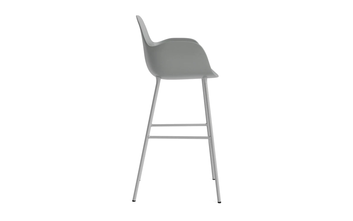 Form Barstuhl mit Armlehne in Grau präsentiert im Onlineshop von KAQTU Design AG. Barstuhl mit Armlehne ist von Normann Copenhagen