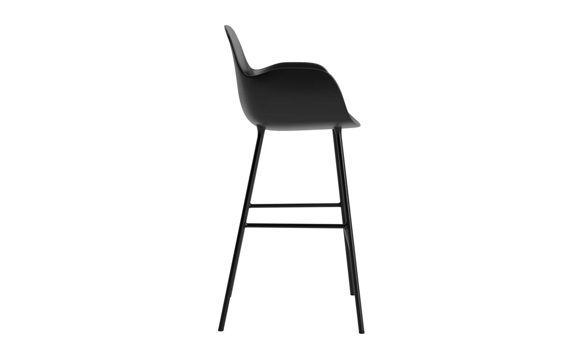 Form Barstuhl mit Armlehne 75 cm Stahl/ Schwarz in Schwarz präsentiert im Onlineshop von KAQTU Design AG. Barstuhl ist von Normann Copenhagen