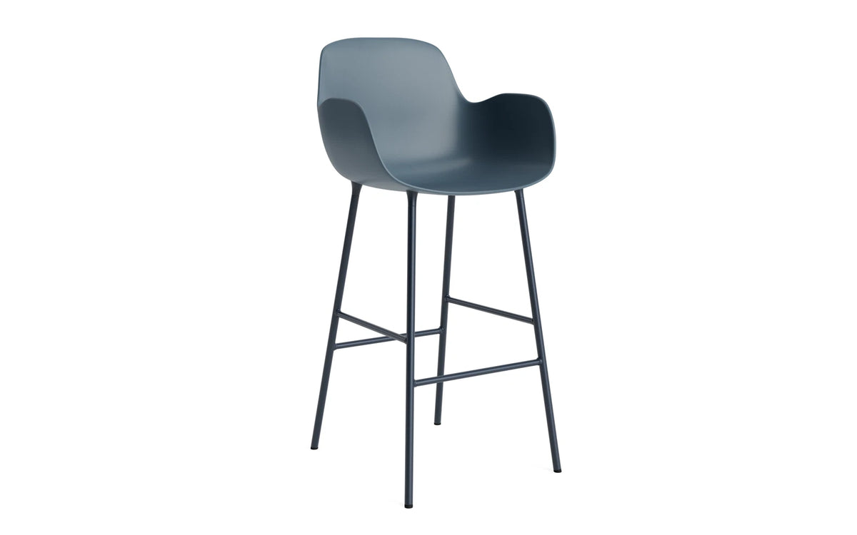 Form Barstuhl mit Armlehne in Blau präsentiert im Onlineshop von KAQTU Design AG. Barstuhl mit Armlehne ist von Normann Copenhagen