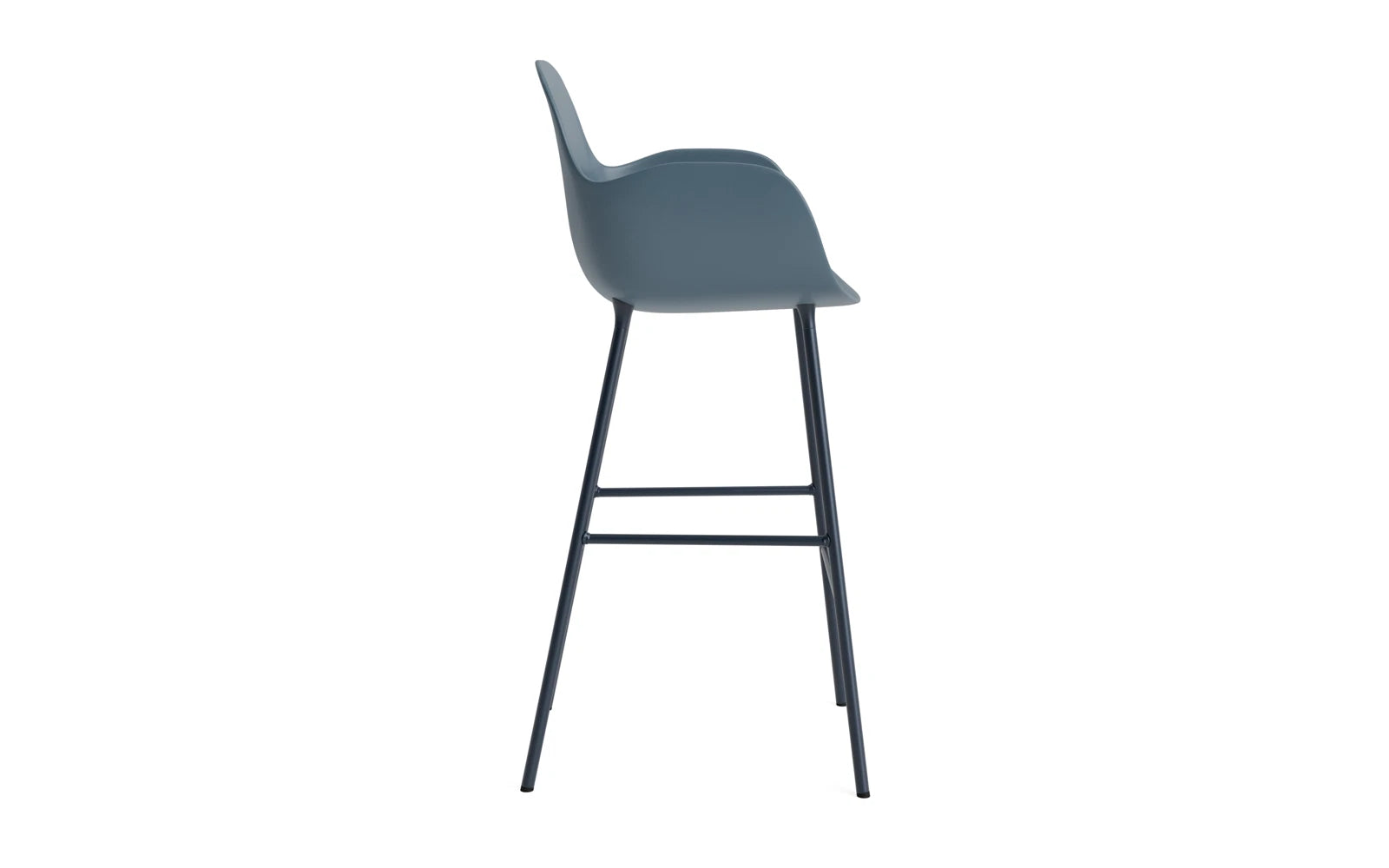 Eleganter Barstuhl mit Armlehne, modernes Design von Normann Copenhagen, ideal für stilvolle Wohn- und Essbereiche.