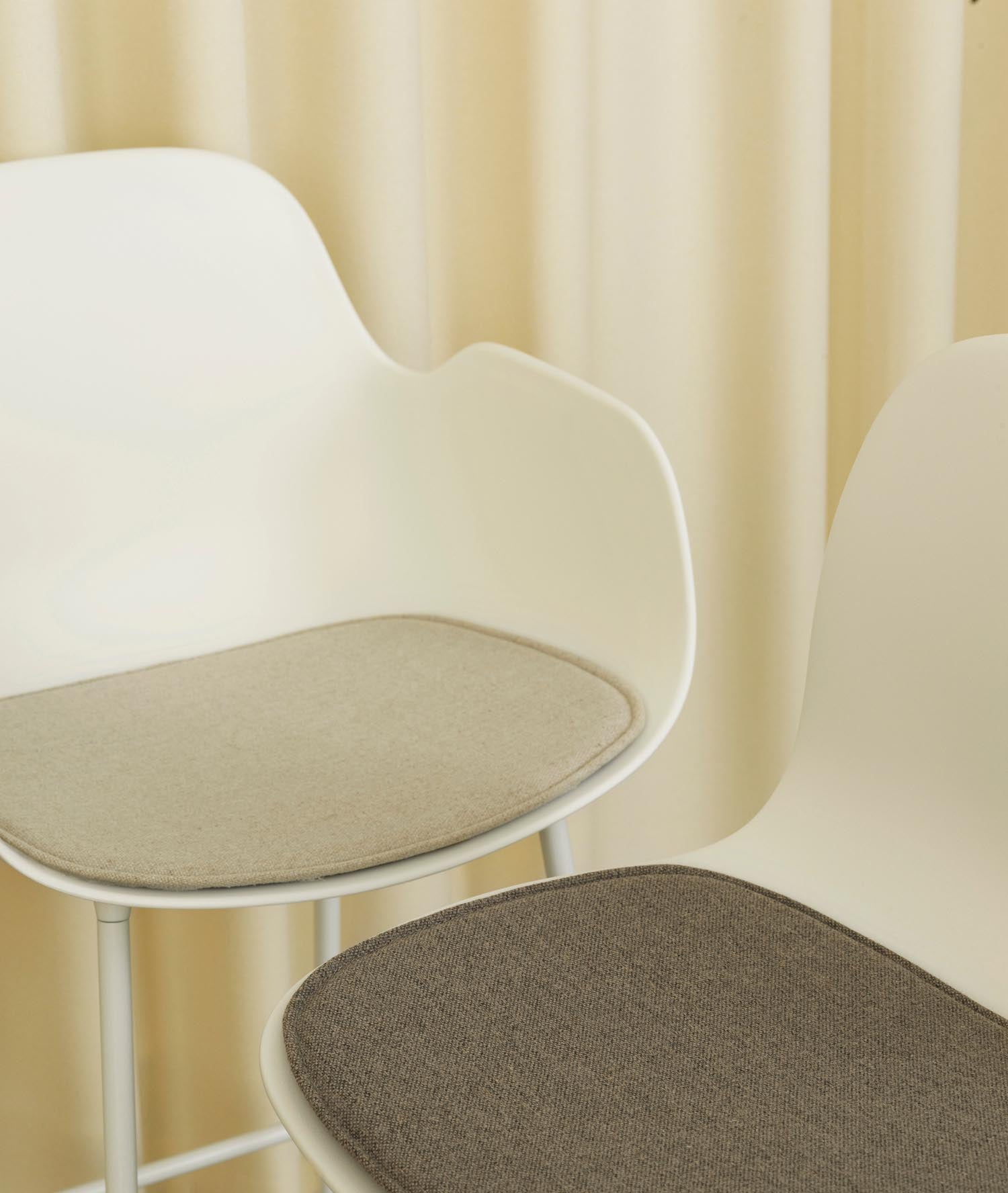 Eleganter Barstuhl mit Armlehne, modernes Design von Normann Copenhagen, ideal für stilvolle Wohn- und Essbereiche.