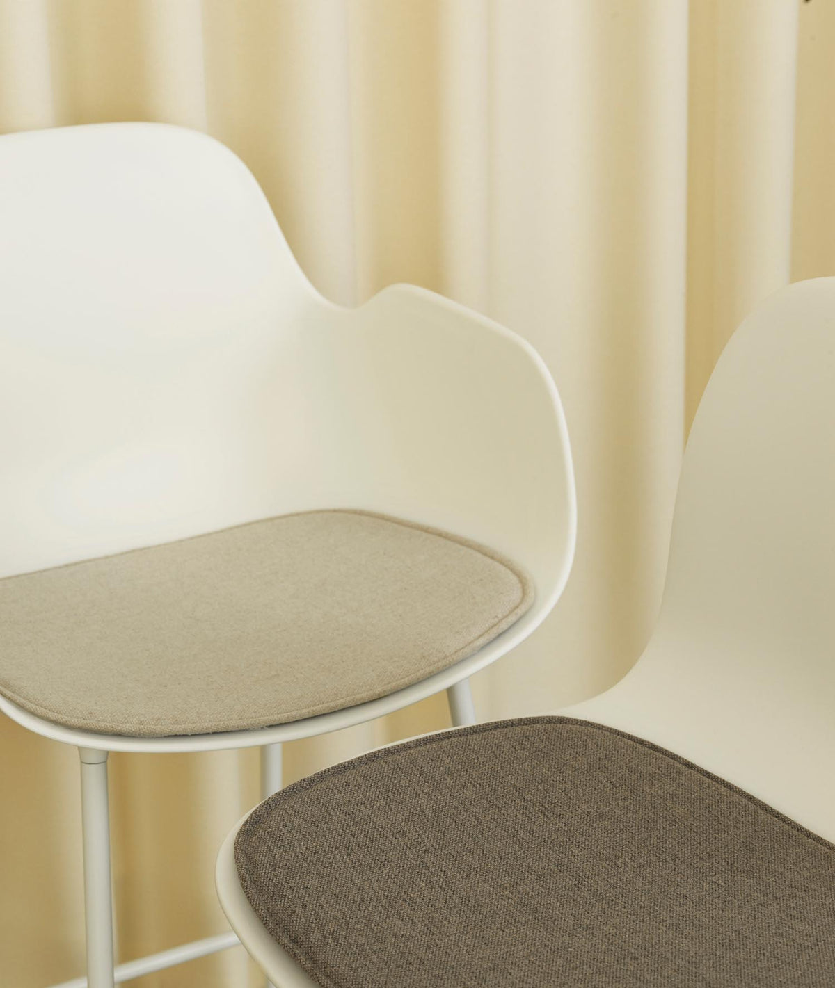 Form Barstuhl mit Armlehne in Grün präsentiert im Onlineshop von KAQTU Design AG. Barstuhl mit Armlehne ist von Normann Copenhagen