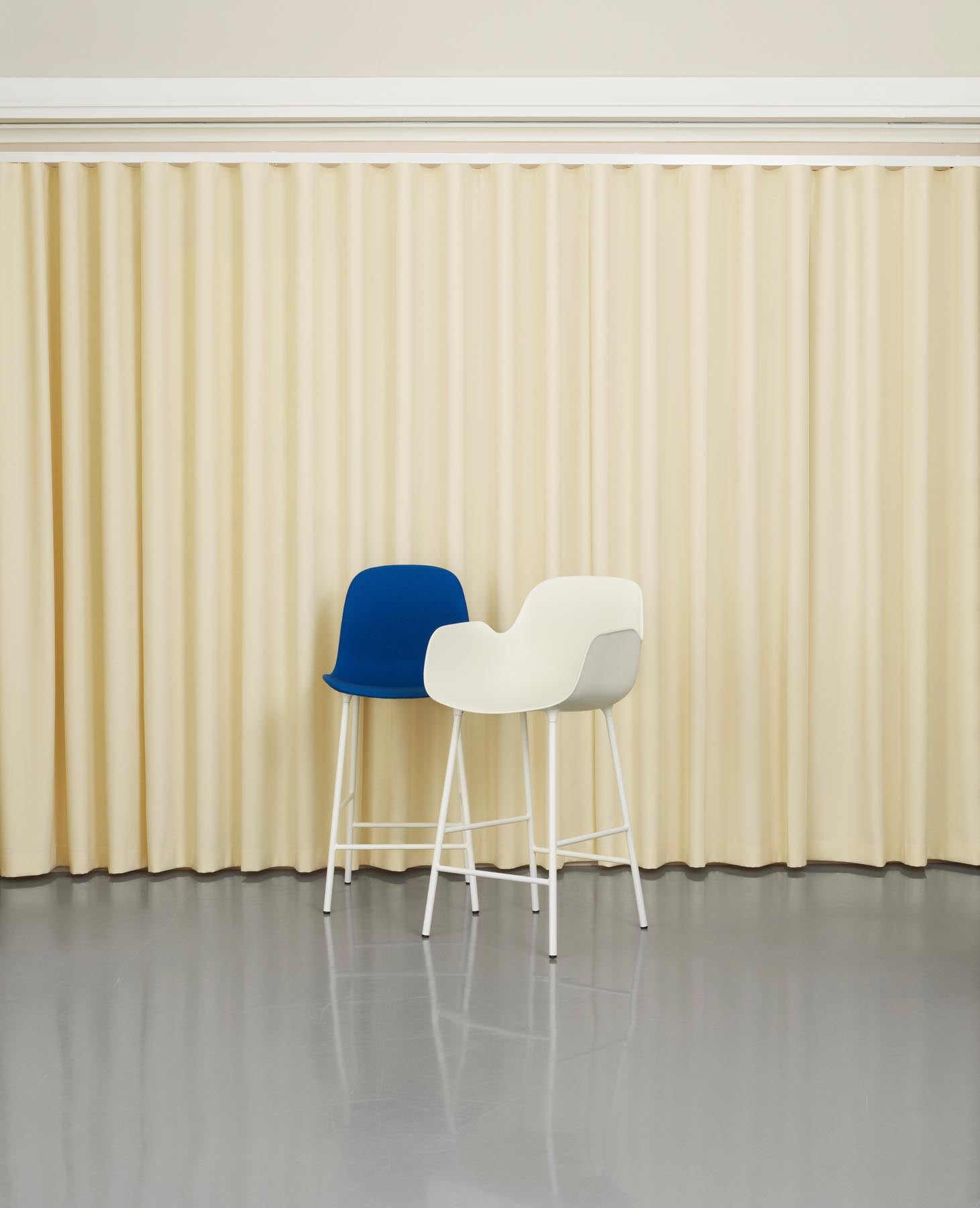 Form Barstuhl 65 cm Stahl/ Grau in  präsentiert im Onlineshop von KAQTU Design AG. Barstuhl ist von Normann Copenhagen