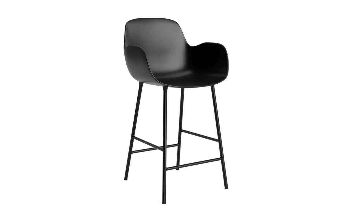 Form Barstuhl mit Armlehne in Schwarz präsentiert im Onlineshop von KAQTU Design AG. Barstuhl mit Armlehne ist von Normann Copenhagen