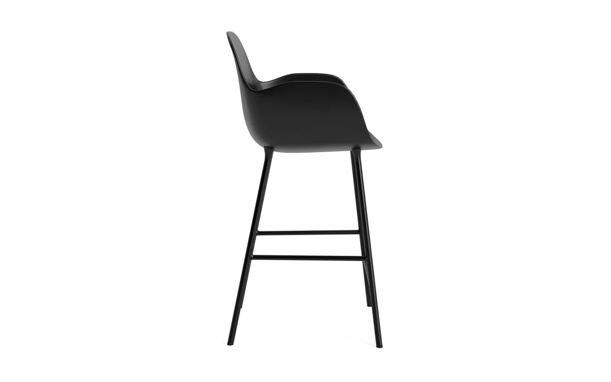 Form Barstuhl mit Armlehne in Schwarz präsentiert im Onlineshop von KAQTU Design AG. Barstuhl mit Armlehne ist von Normann Copenhagen