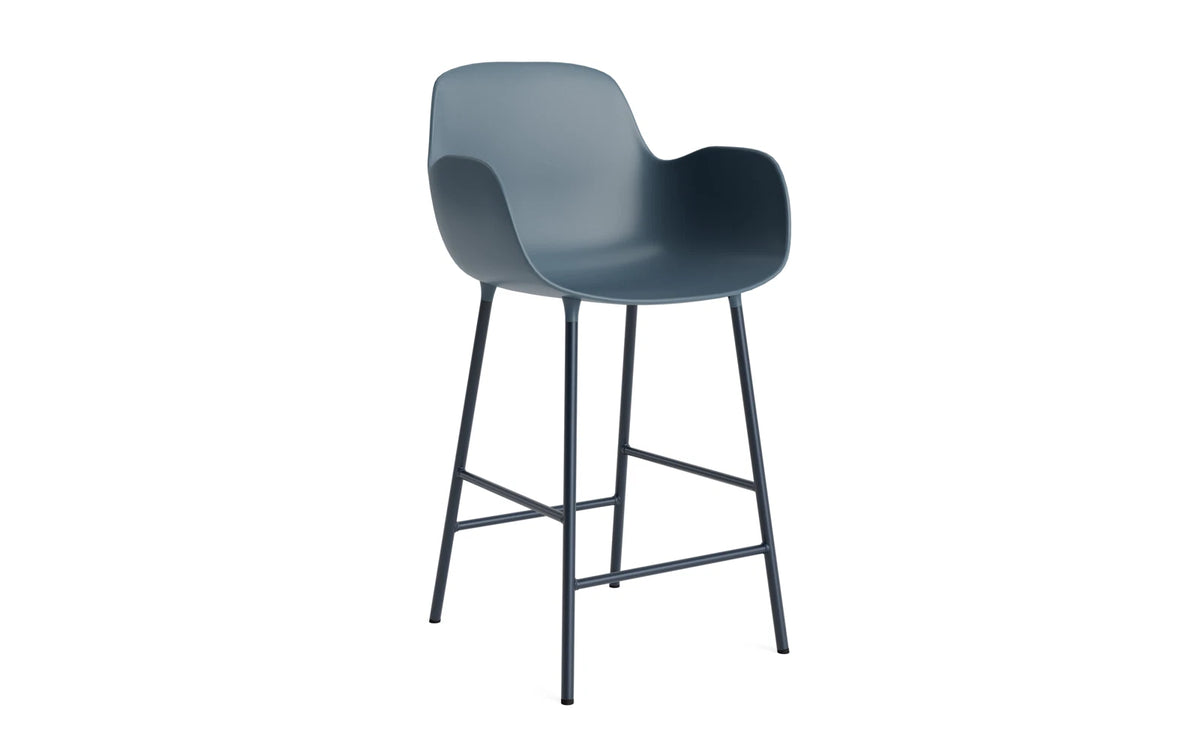 Form Barstuhl mit Armlehne 65 cm Stahl/ Blau in Blau präsentiert im Onlineshop von KAQTU Design AG. Barstuhl ist von Normann Copenhagen