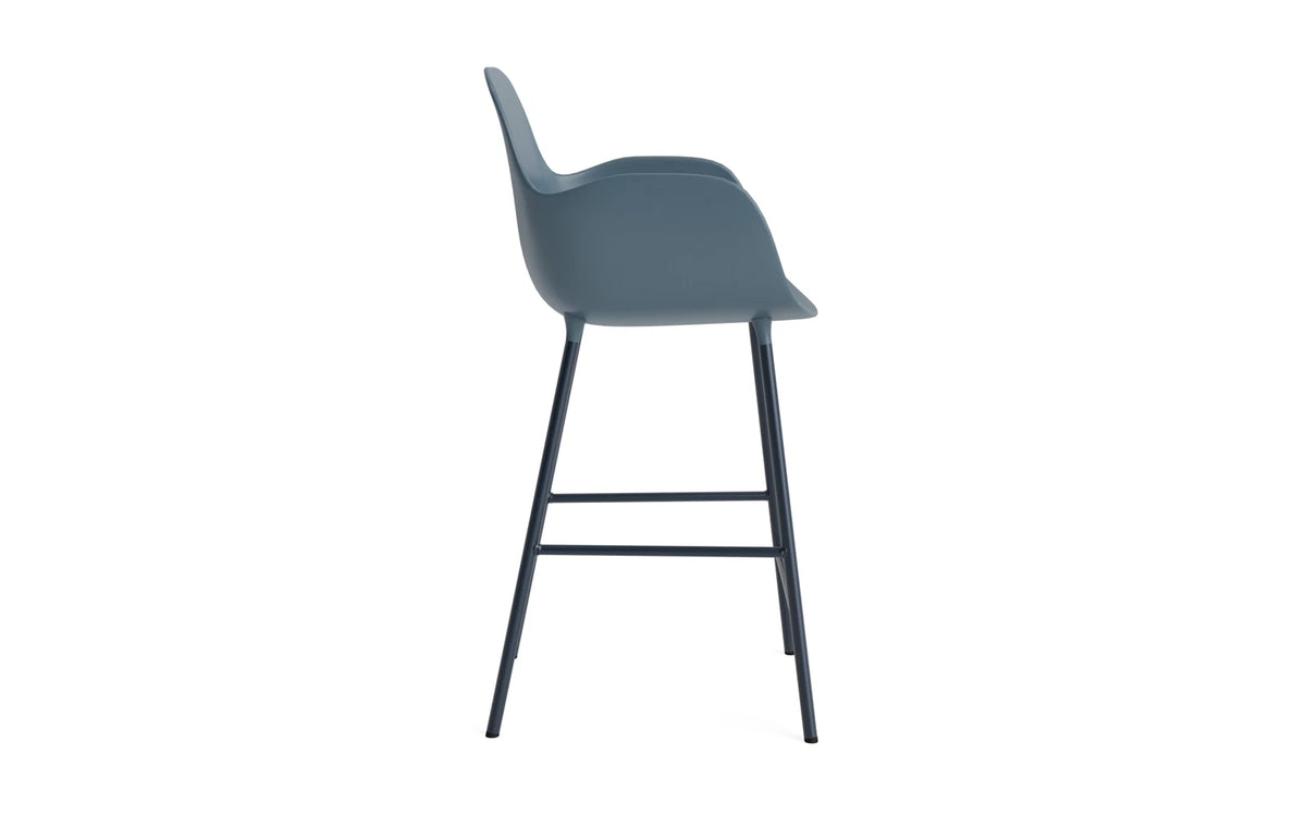 Form Barstuhl mit Armlehne 65 cm Stahl/ Blau in Blau präsentiert im Onlineshop von KAQTU Design AG. Barstuhl ist von Normann Copenhagen
