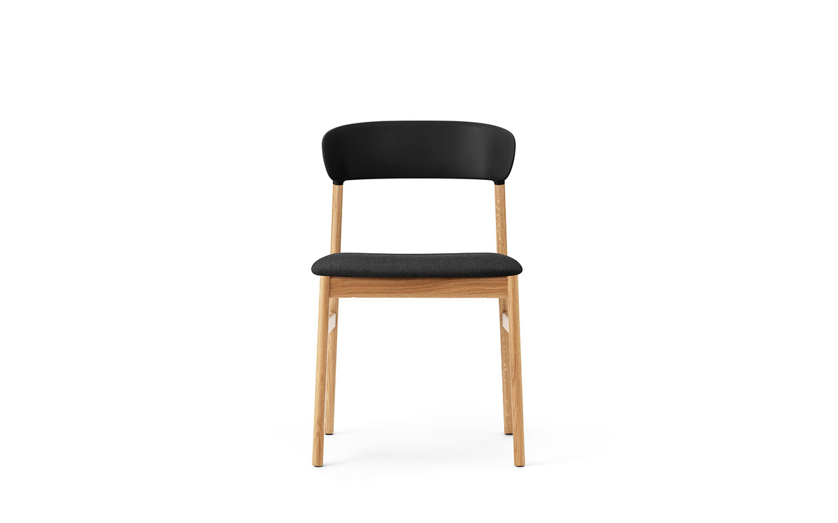 Herit Stuhl gepolstert in Remix schwarz präsentiert im Onlineshop von KAQTU Design AG. Stuhl ist von Normann Copenhagen