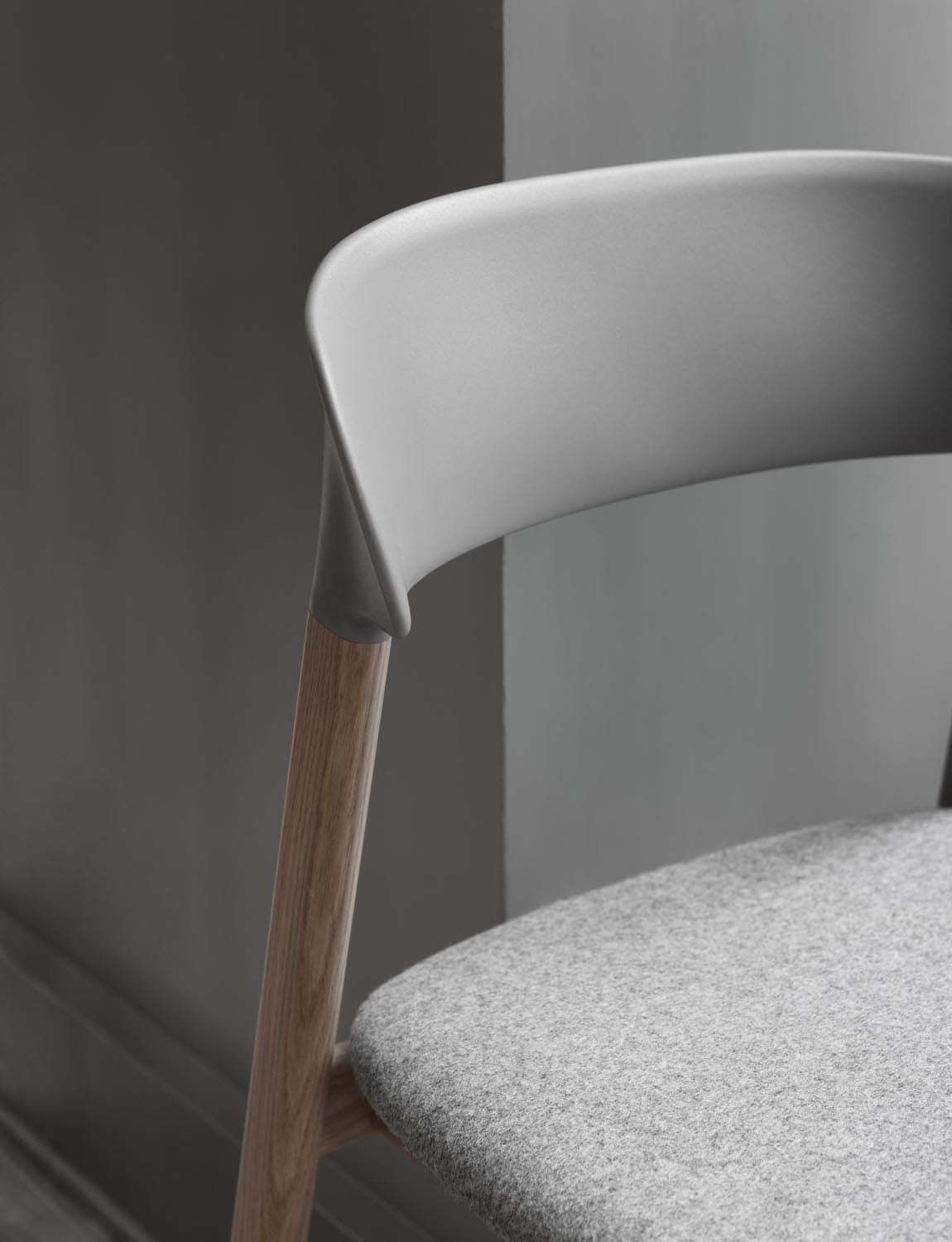 Herit Stuhl gepolstert in Remix weiß präsentiert im Onlineshop von KAQTU Design AG. Stuhl ist von Normann Copenhagen