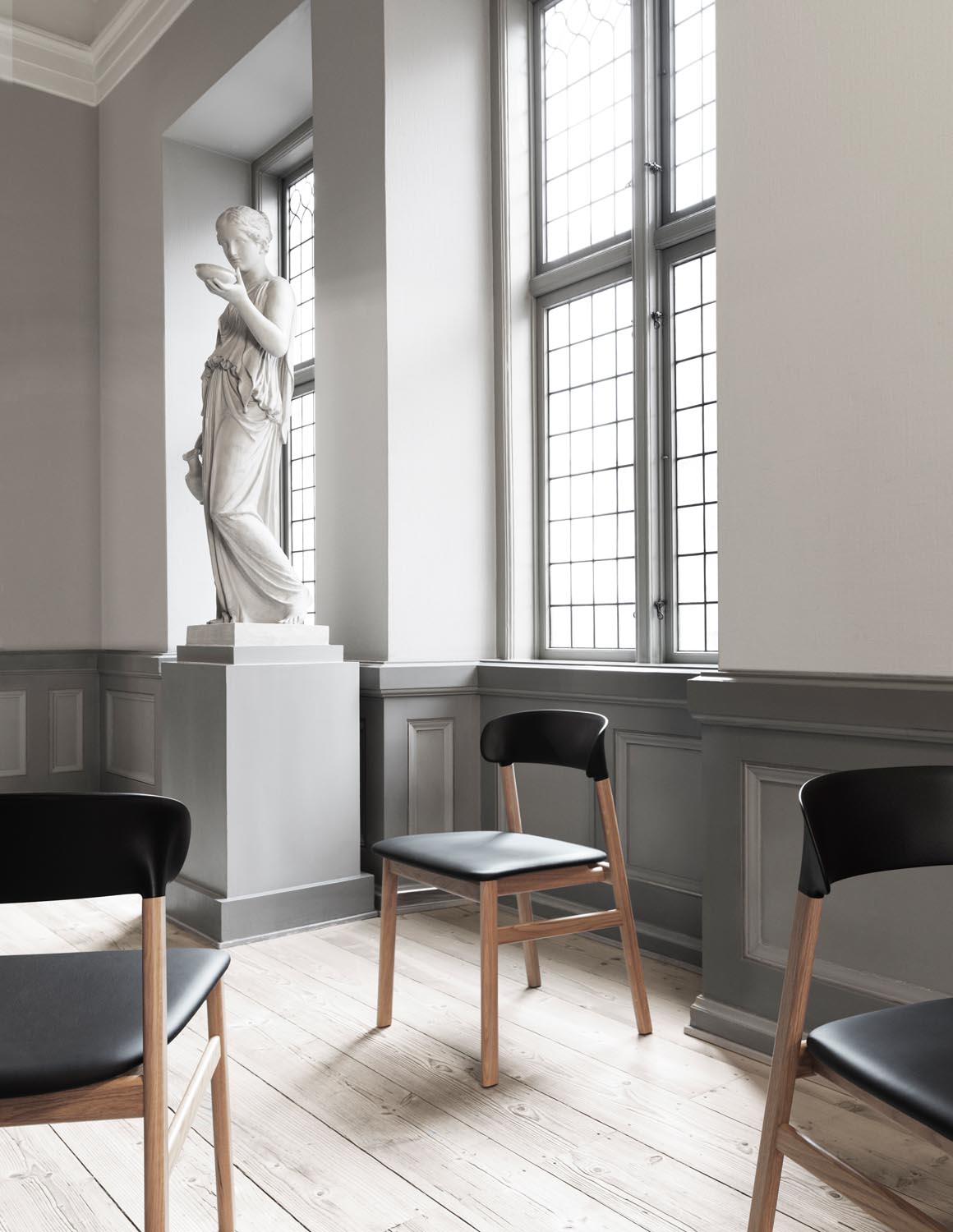 Herit Stuhl gepolstert in Remix grau präsentiert im Onlineshop von KAQTU Design AG. Stuhl ist von Normann Copenhagen