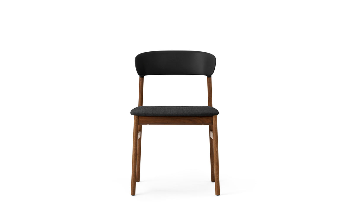 Herit Stuhl gepolstert in Remix schwarz präsentiert im Onlineshop von KAQTU Design AG. Stuhl ist von Normann Copenhagen
