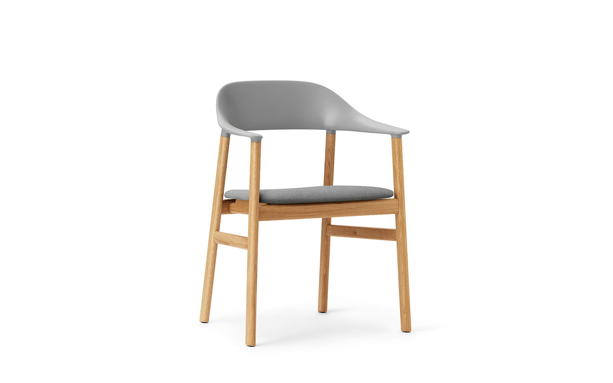 Herit Armlehnstuhl gepolstert  in Remix Grau präsentiert im Onlineshop von KAQTU Design AG. Stuhl mit Armlehne ist von Normann Copenhagen