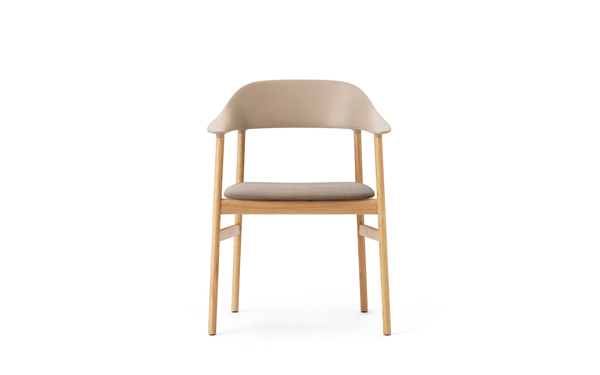 Herit Armlehnstuhl gepolstert  in Remix Sand präsentiert im Onlineshop von KAQTU Design AG. Stuhl mit Armlehne ist von Normann Copenhagen