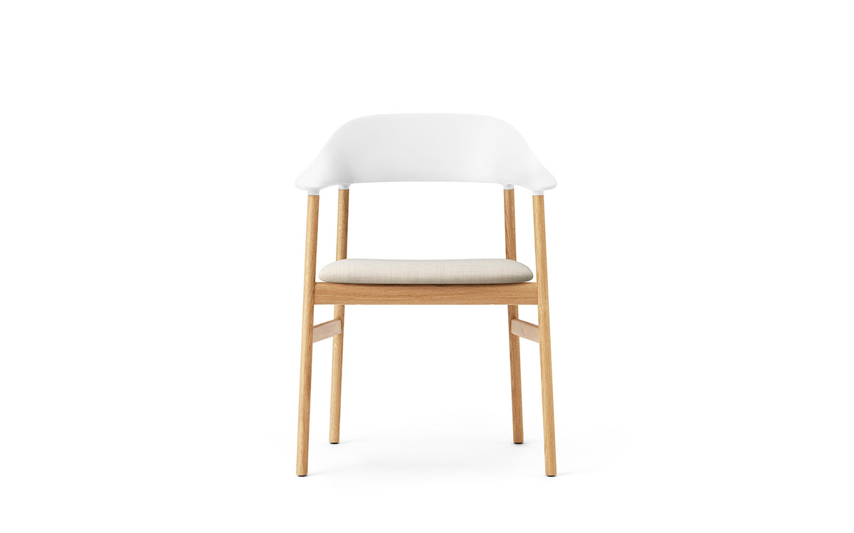 Herit Armlehnstuhl gepolstert  in Remix weiß präsentiert im Onlineshop von KAQTU Design AG. Stuhl mit Armlehne ist von Normann Copenhagen