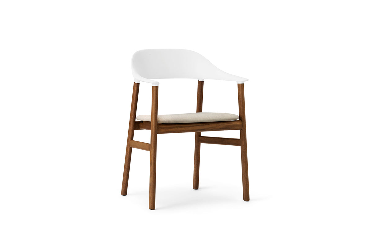 Herit Armlehnstuhl gepolstert  in Remix weiß präsentiert im Onlineshop von KAQTU Design AG. Stuhl mit Armlehne ist von Normann Copenhagen
