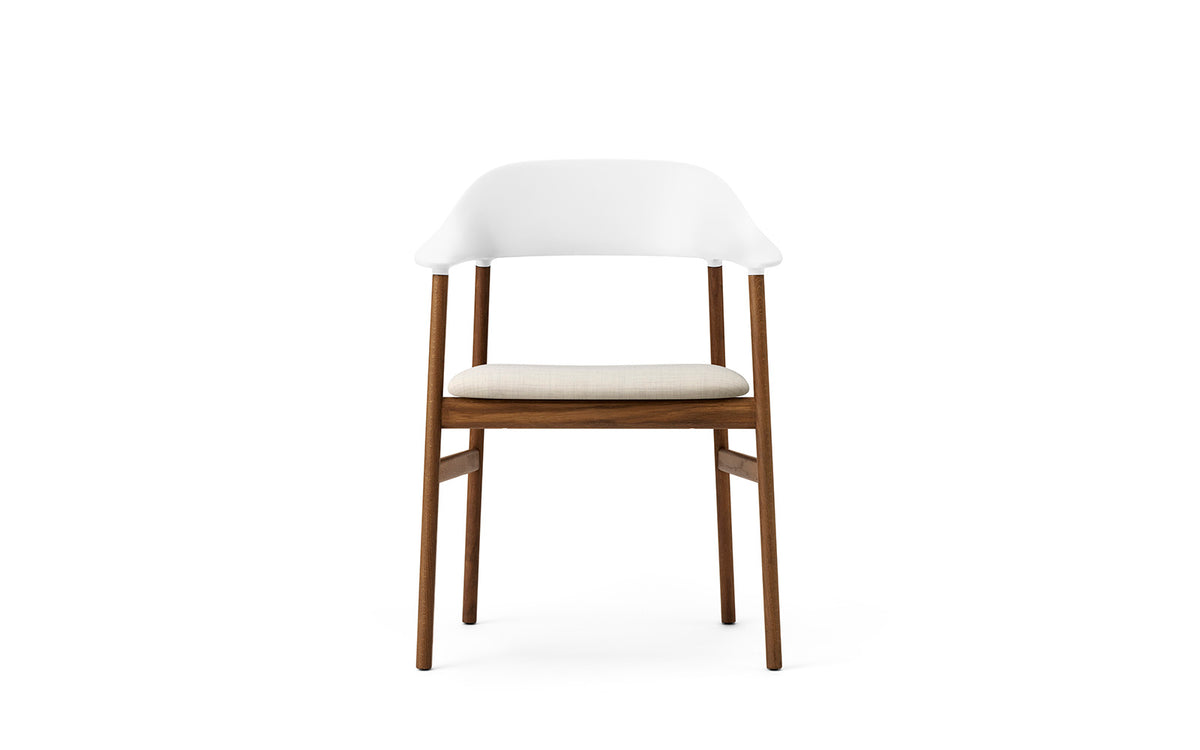 Herit Armlehnstuhl gepolstert in Remix weiss präsentiert im Onlineshop von KAQTU Design AG. Stuhl mit Armlehne ist von Normann Copenhagen