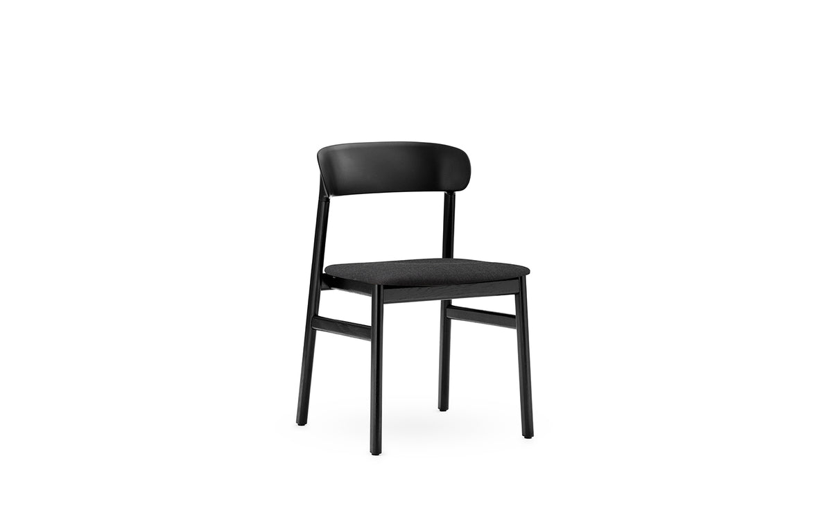 Herit Stuhl gepolstert in Remix schwarz präsentiert im Onlineshop von KAQTU Design AG. Stuhl ist von Normann Copenhagen