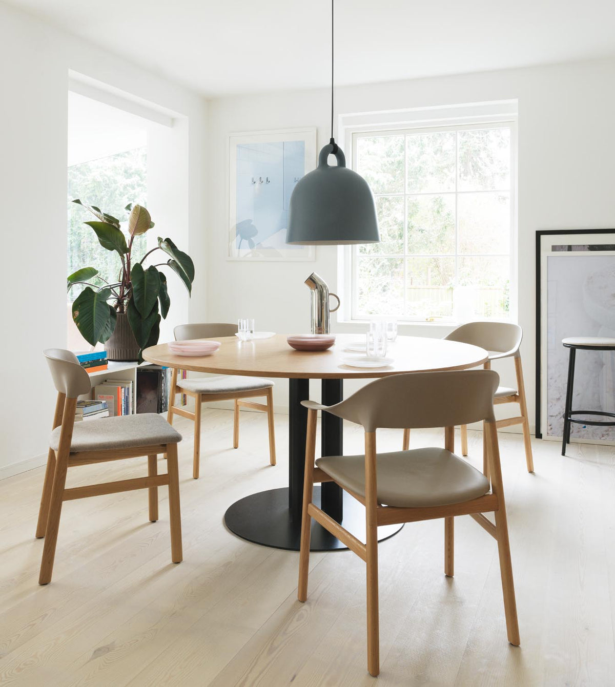 Herit Armlehnstuhl gepolstert  in Remix schwarz präsentiert im Onlineshop von KAQTU Design AG. Stuhl mit Armlehne ist von Normann Copenhagen