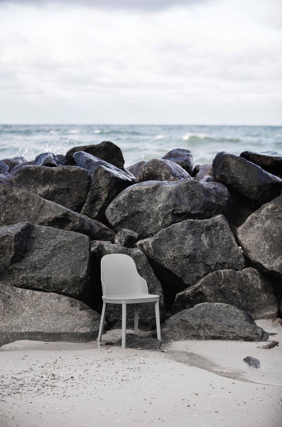 Allez Stuhl in Grau präsentiert im Onlineshop von KAQTU Design AG. Stuhl ist von Normann Copenhagen