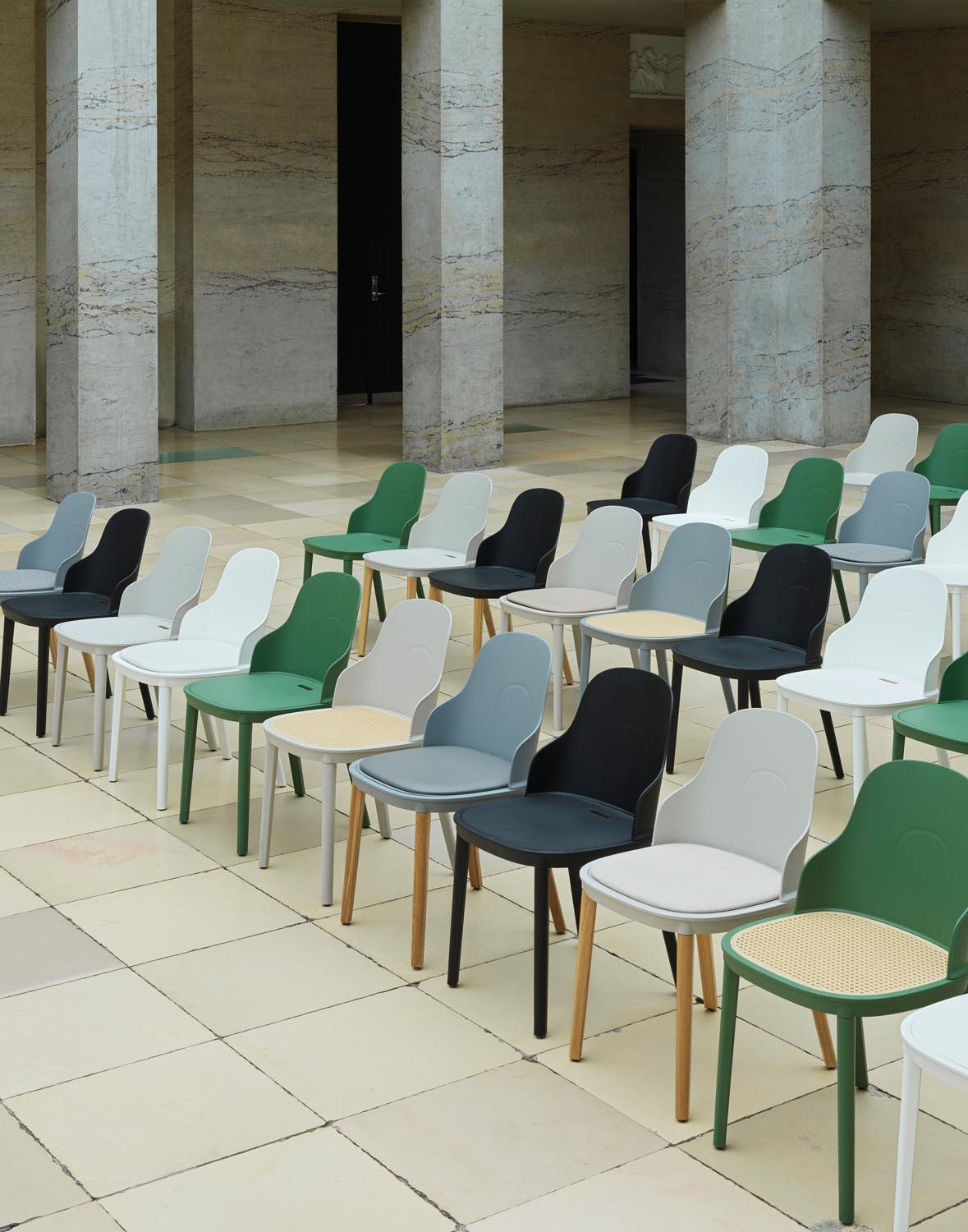Allez Stuhl in Grau präsentiert im Onlineshop von KAQTU Design AG. Stuhl ist von Normann Copenhagen