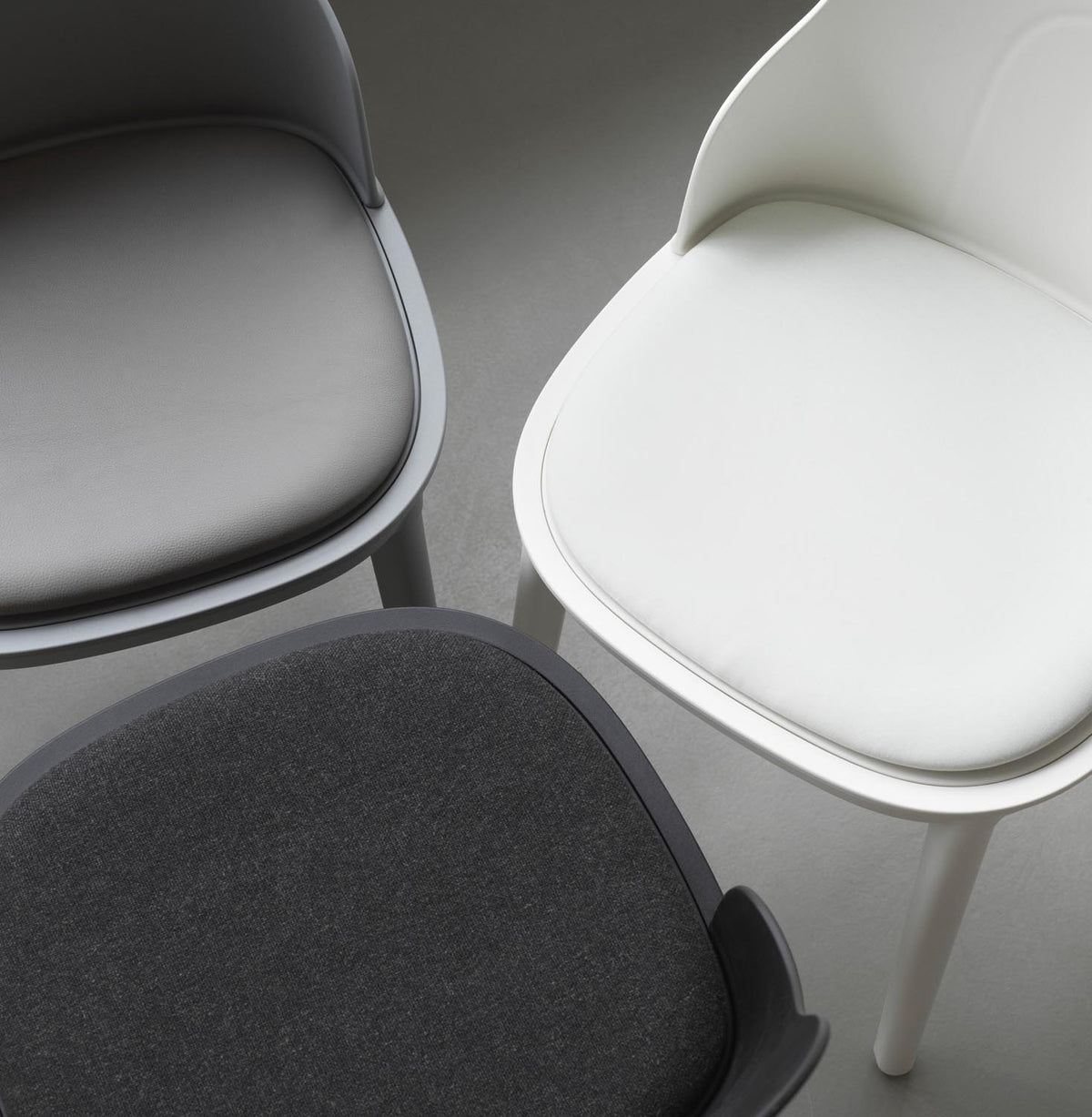 Allez Stuhl in Warmes grau präsentiert im Onlineshop von KAQTU Design AG. Stuhl ist von Normann Copenhagen