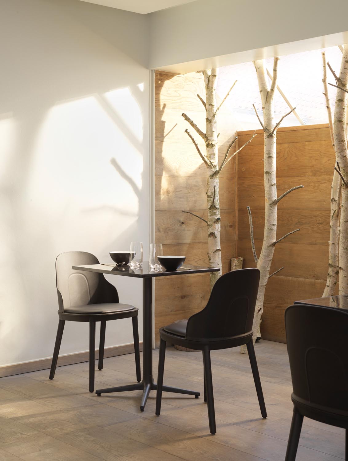 Allez Stuhl in Grau präsentiert im Onlineshop von KAQTU Design AG. Stuhl ist von Normann Copenhagen