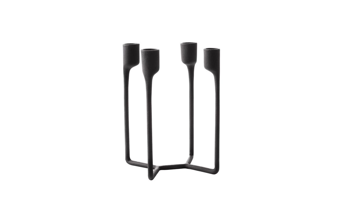 Schwarzer Kerzenleuchter Heima aus Gusseisen mit runder, unebener Oberfläche, gefertigt von Normann Copenhagen, für Stumpenkerzen geeignet.