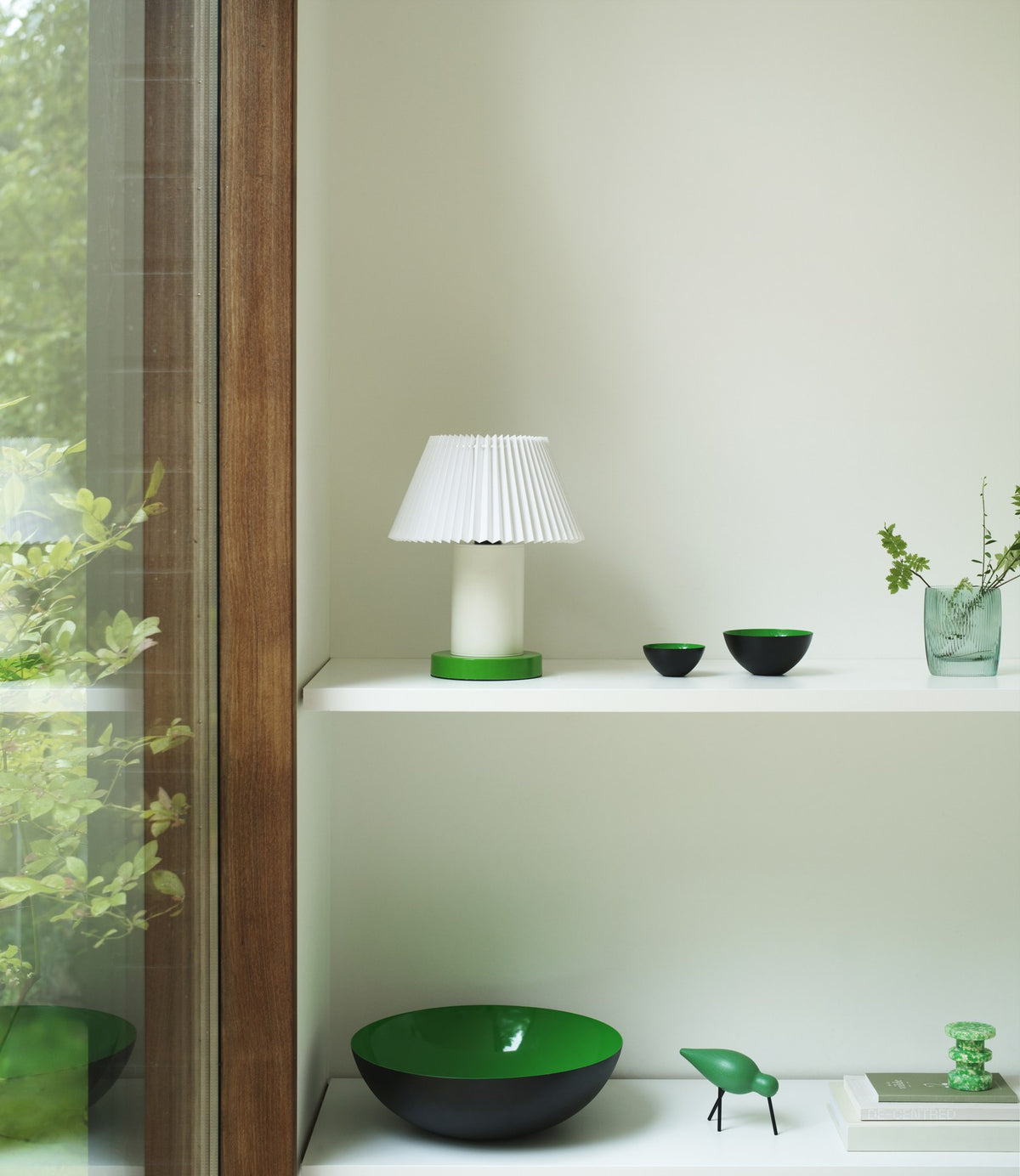 Runde Schale aus hochglanzpoliertem Edelstahl in Sand, Krenit Serie von Normann Copenhagen, Durchmesser 38 cm, Höhe 12 cm.