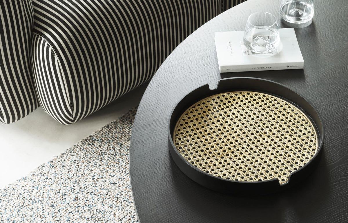 Salon Tablett in Schwarz präsentiert im Onlineshop von KAQTU Design AG. Tablett ist von Normann Copenhagen
