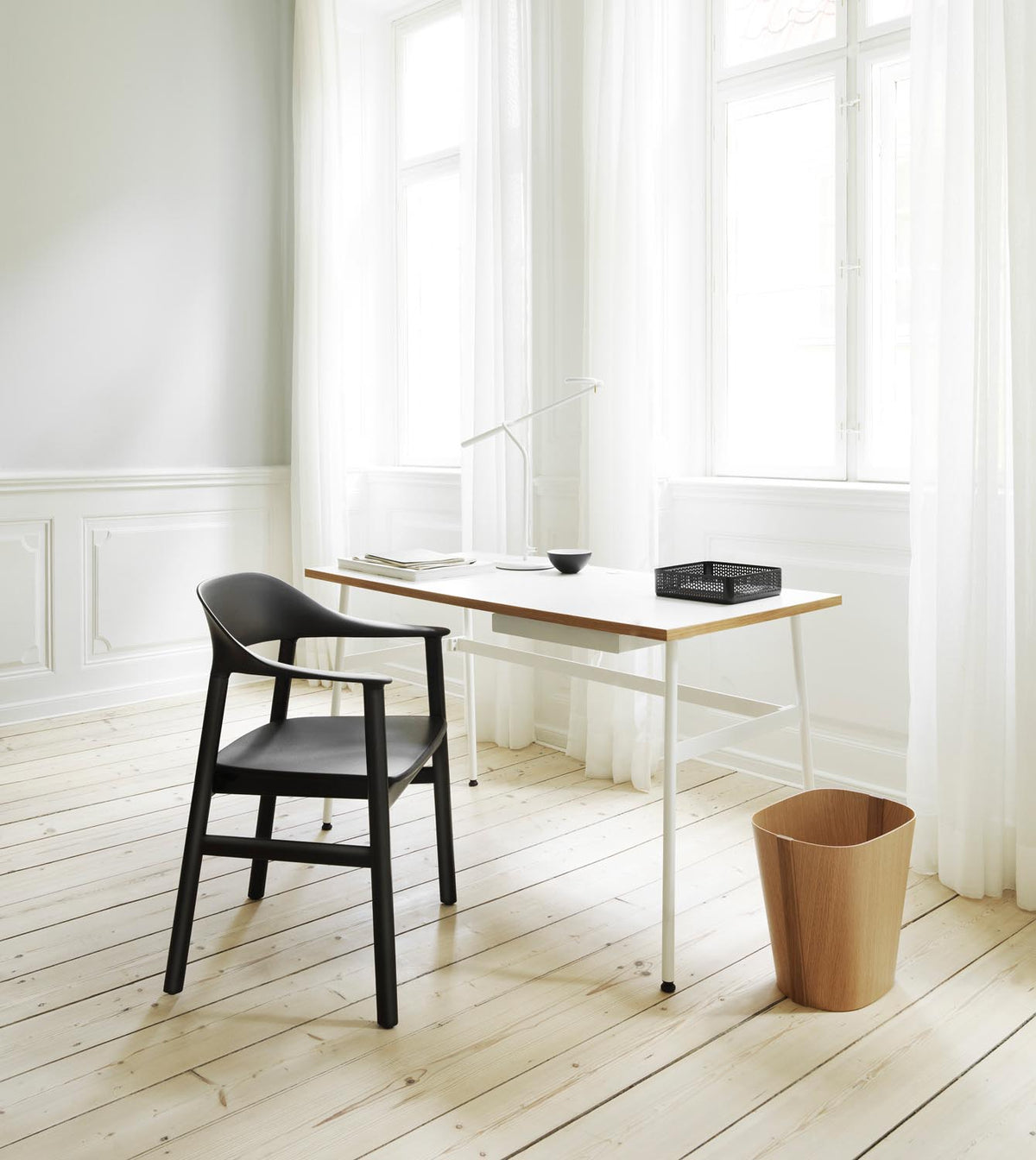 Tales of Wood Papierkorb in Eiche präsentiert im Onlineshop von KAQTU Design AG. Papierkorb ist von Normann Copenhagen