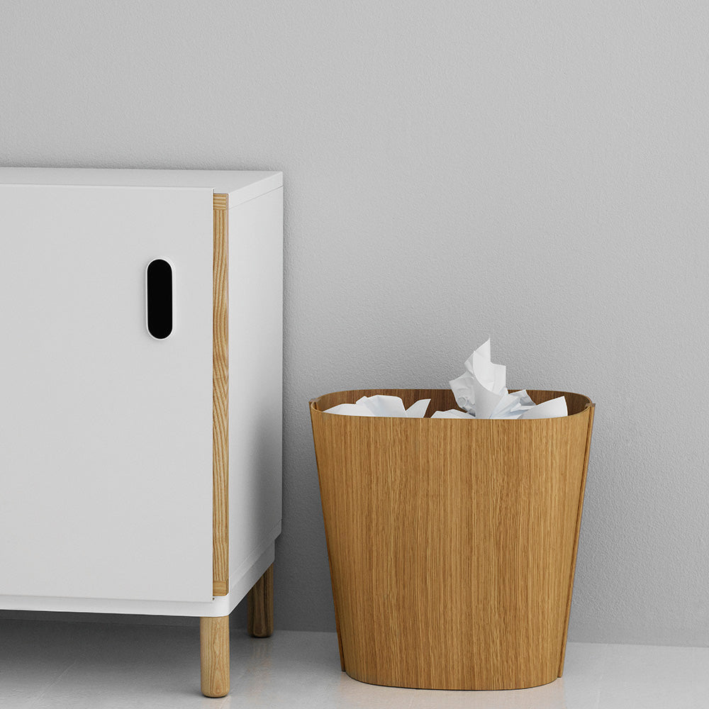 Tales of Wood Papierkorb in Eiche präsentiert im Onlineshop von KAQTU Design AG. Papierkorb ist von Normann Copenhagen