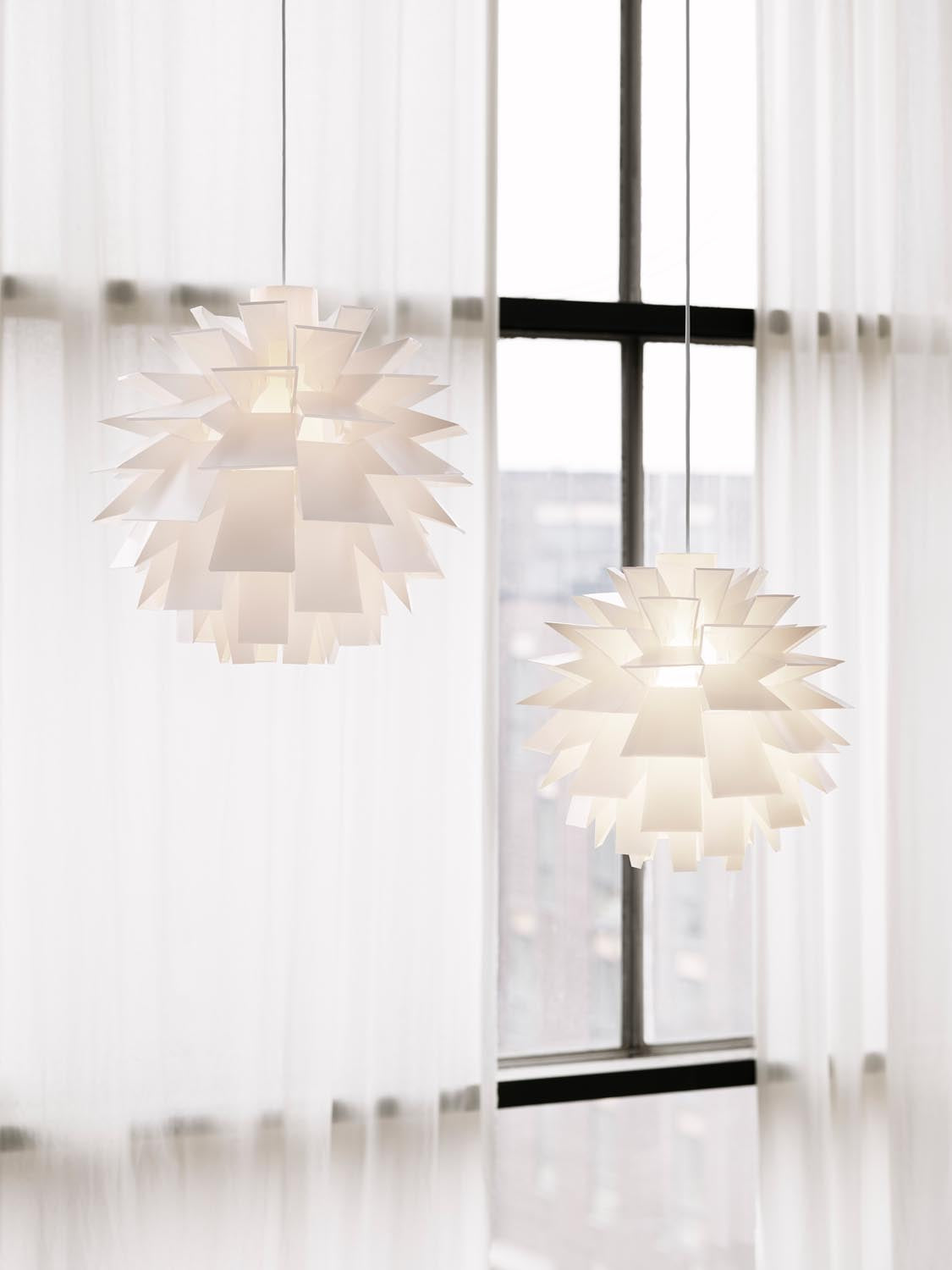 Norm 69 Lampe XXLarge in White präsentiert im Onlineshop von KAQTU Design AG. Pendelleuchte ist von Normann Copenhagen