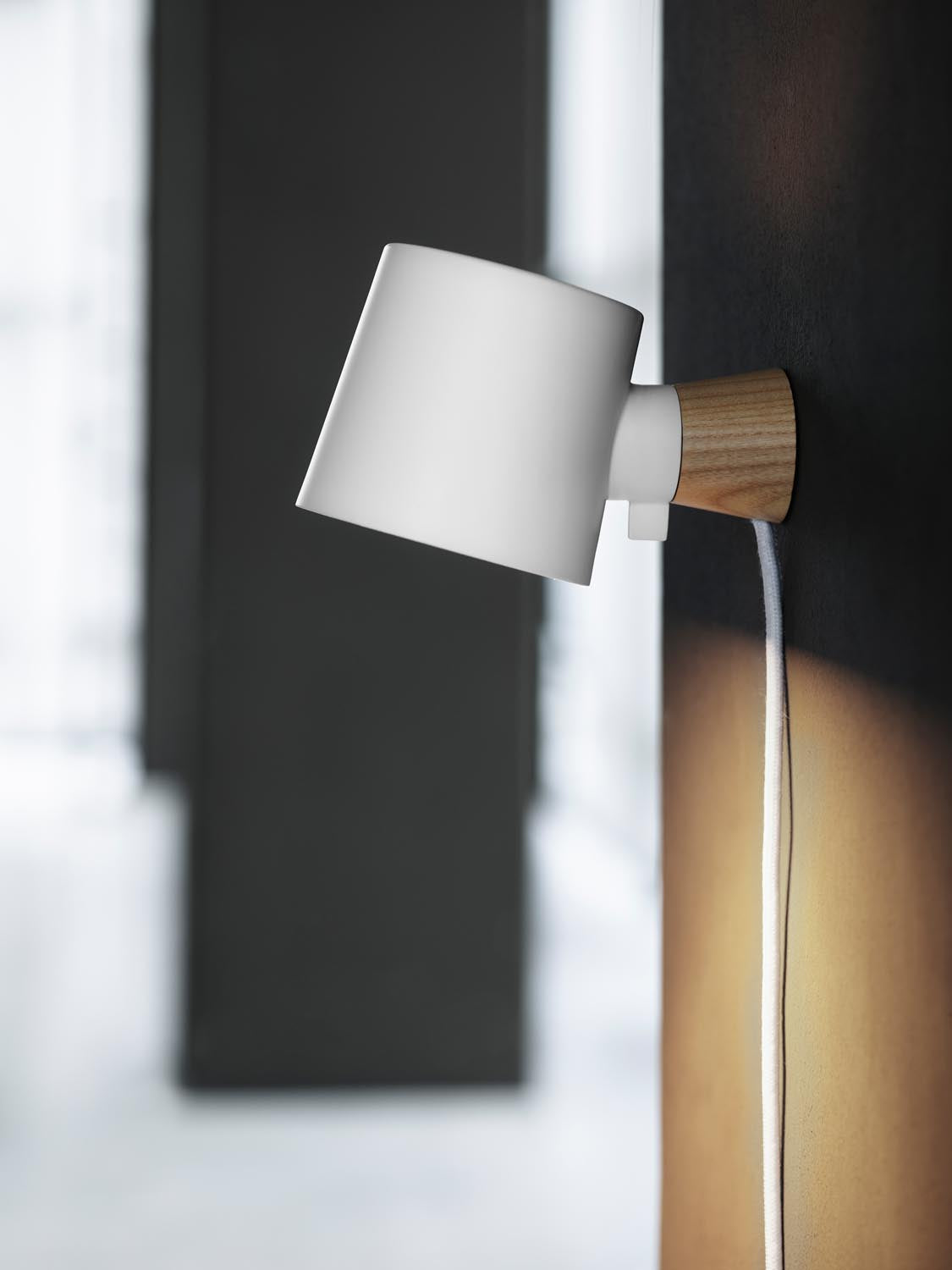 Rise Wandleuchte EU weiss in Weiss präsentiert im Onlineshop von KAQTU Design AG. Wandleuchte ist von Normann Copenhagen