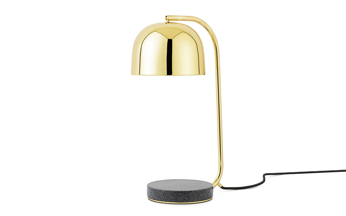 Grant Tischlampe EU in Messing präsentiert im Onlineshop von KAQTU Design AG. Tischleuchte ist von Normann Copenhagen
