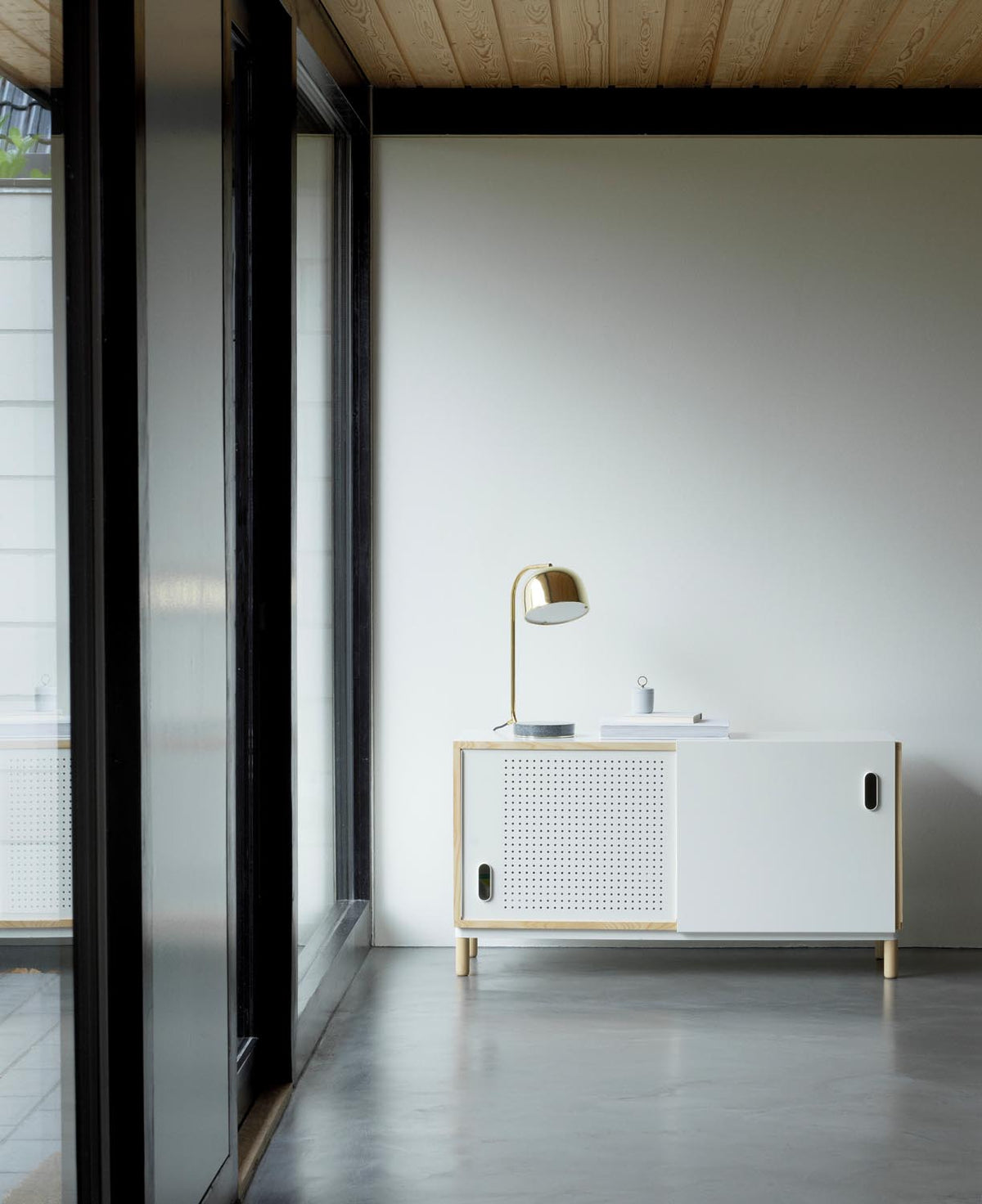 Grant Tischlampe EU in Messing präsentiert im Onlineshop von KAQTU Design AG. Tischleuchte ist von Normann Copenhagen