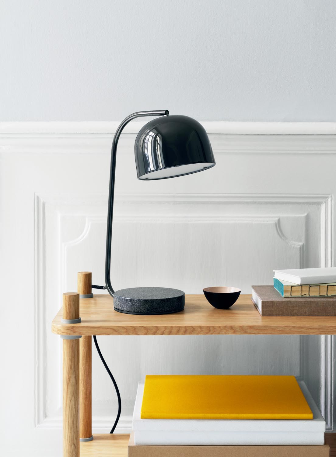 Grant Tischlampe EU in Schwarz präsentiert im Onlineshop von KAQTU Design AG. Tischleuchte ist von Normann Copenhagen