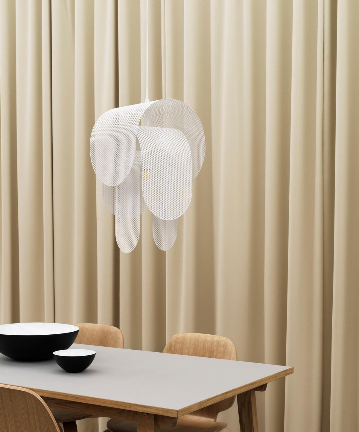 Superpose Leuchte Ø 30 cm EU Weiss in  präsentiert im Onlineshop von KAQTU Design AG. Pendelleuchte ist von Normann Copenhagen