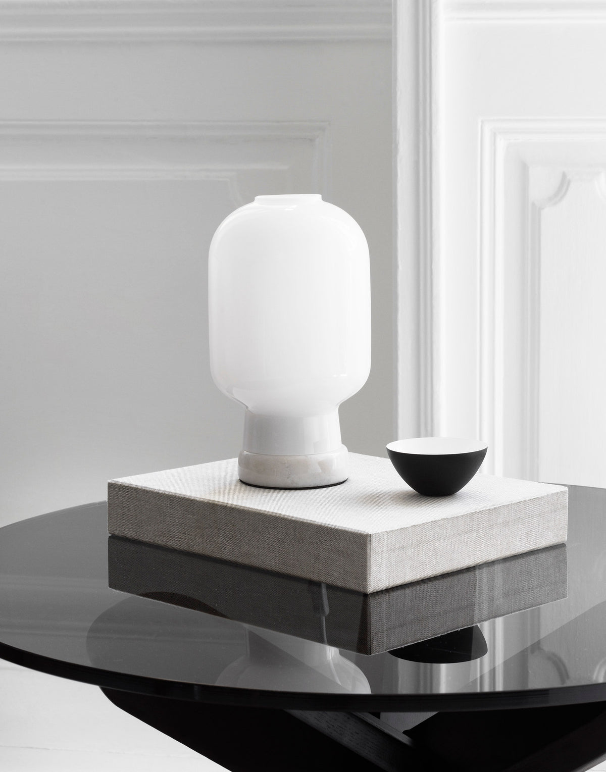 Amp Tischlampe EU weiss/weiss in weiss/weiss präsentiert im Onlineshop von KAQTU Design AG. Tischleuchte ist von Normann Copenhagen
