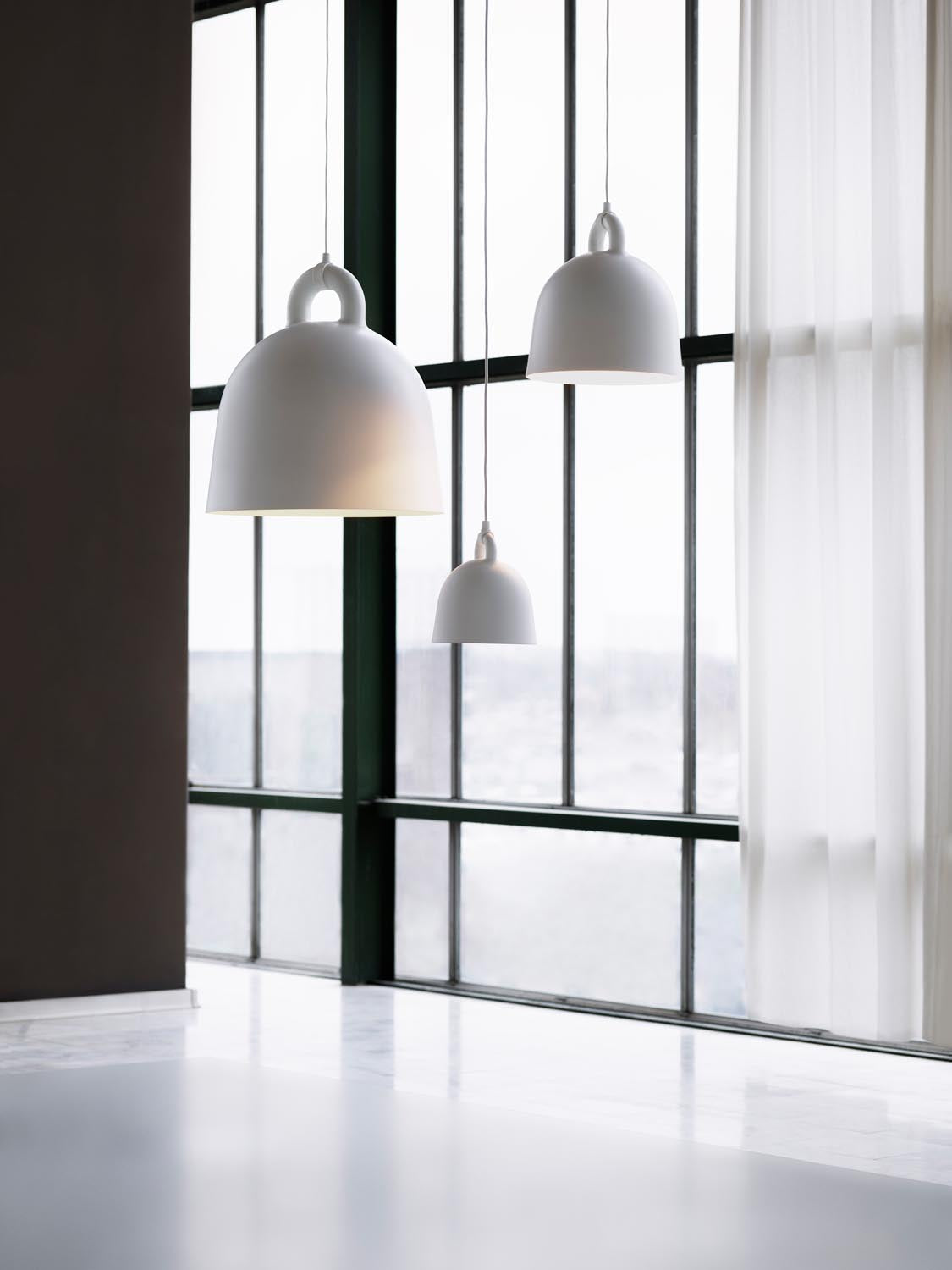 Bell Lampe x-klein EU in Weiss präsentiert im Onlineshop von KAQTU Design AG. Pendelleuchte ist von Normann Copenhagen