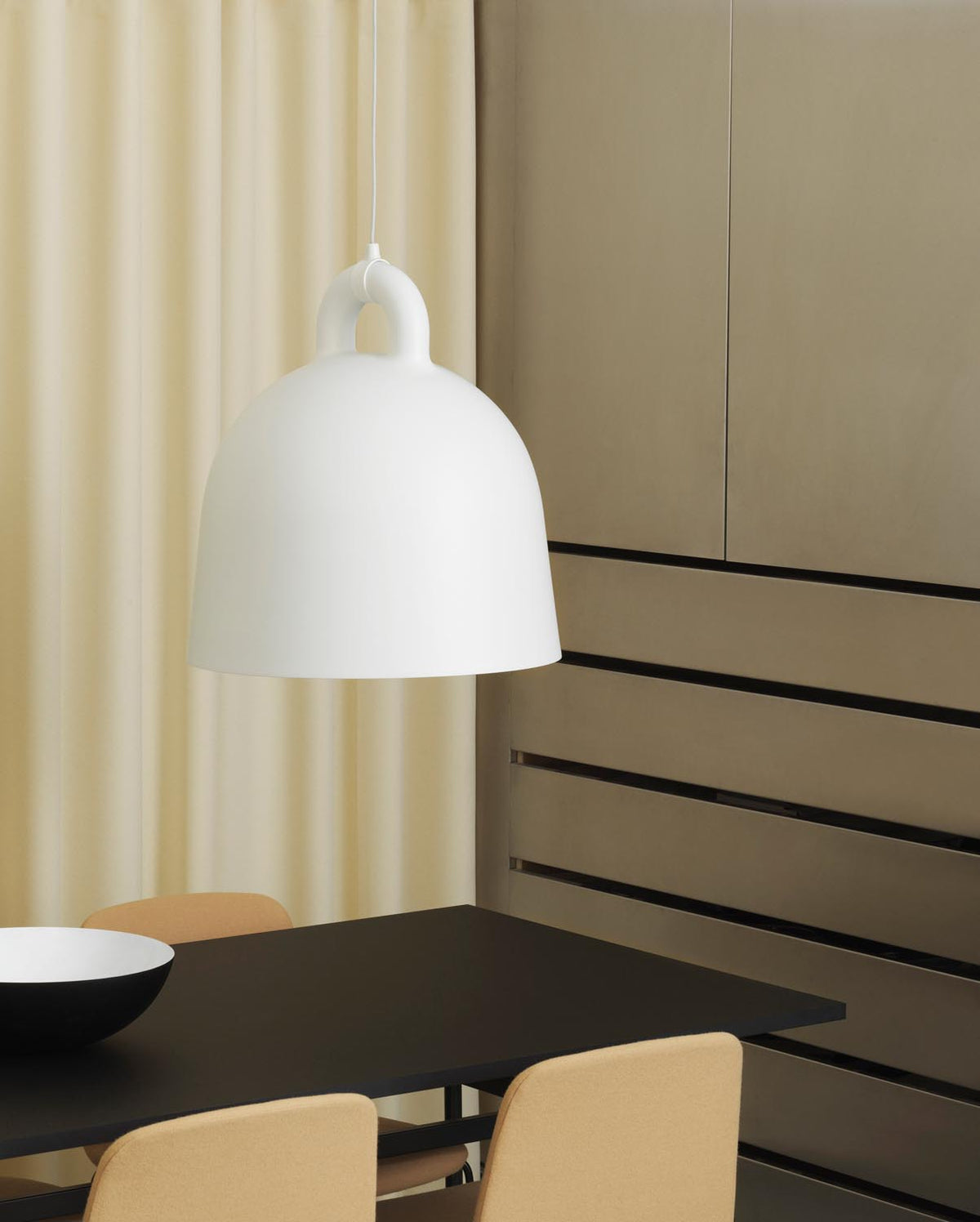 Bell Lampe gross EU in Weiss präsentiert im Onlineshop von KAQTU Design AG. Pendelleuchte ist von Normann Copenhagen
