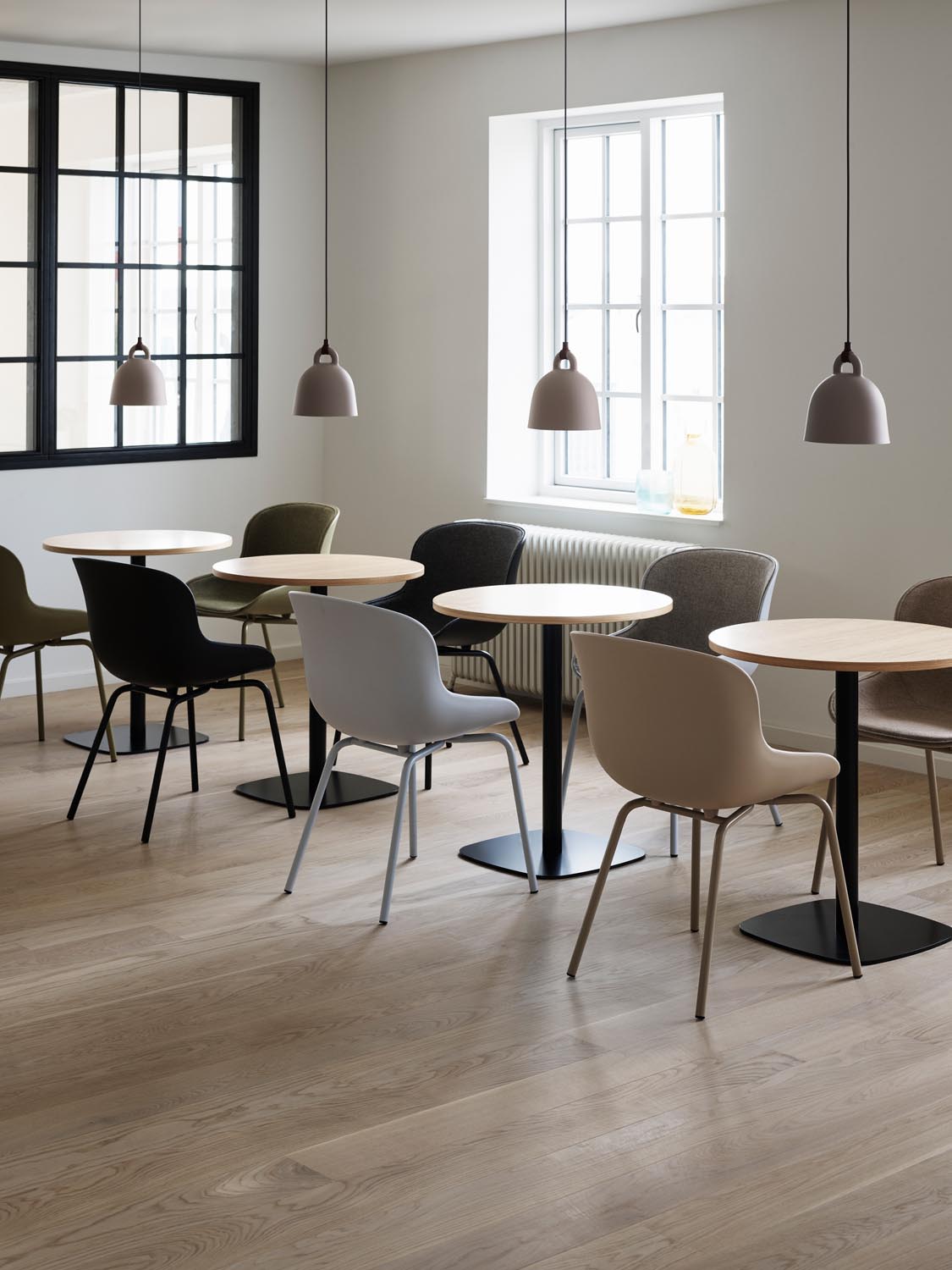 Bell Lampe x-klein EU in Grau präsentiert im Onlineshop von KAQTU Design AG. Pendelleuchte ist von Normann Copenhagen